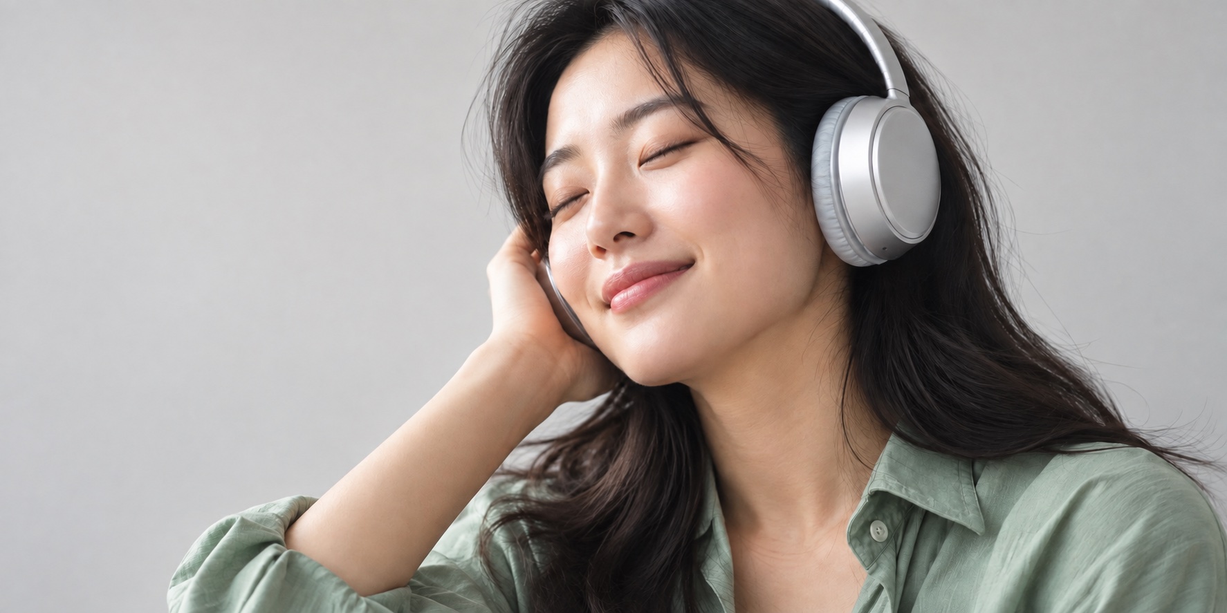 헤드폰으로 음악을 즐기는 여성