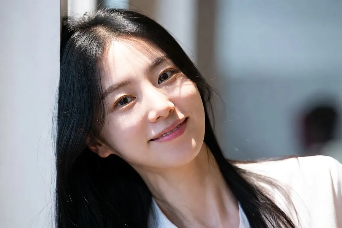 자연광 아래 편안한 표정의 여성