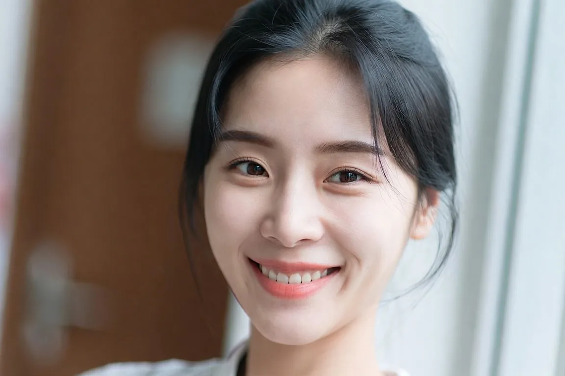 환하게 웃는 여성